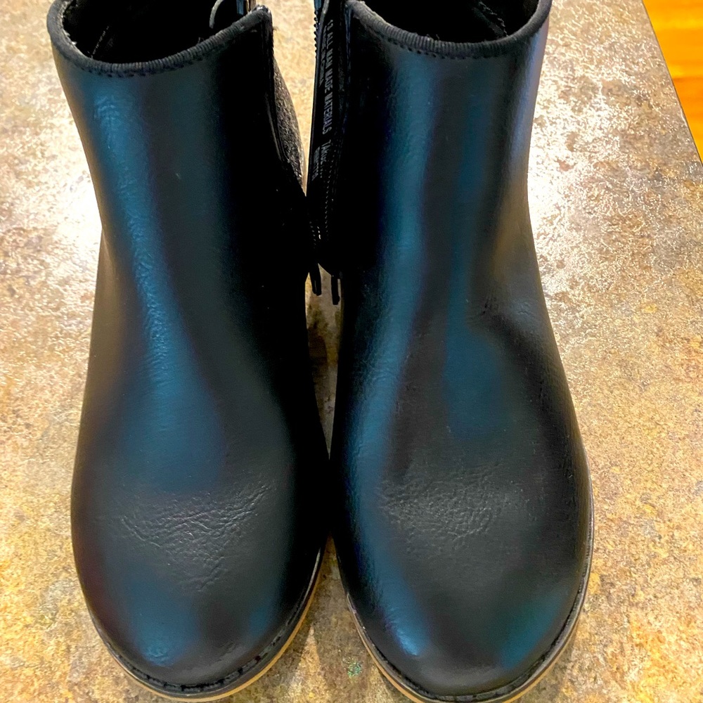 Never worn black boots with sparkle on the back